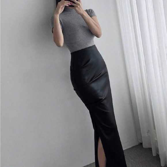 Elegant Black Maxi Skirt - Solid Ruched side slit leather (long) - Picture 6 of 8